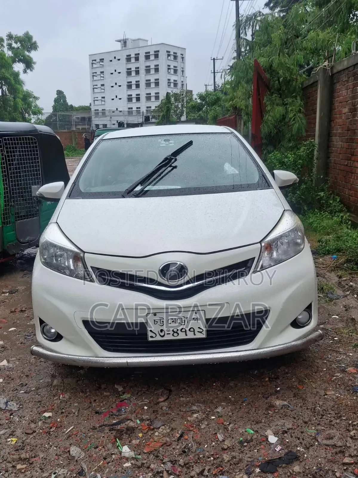 Toyota Vitz 1.3 Front-Wheel Drive 5-door 2012 Pearl