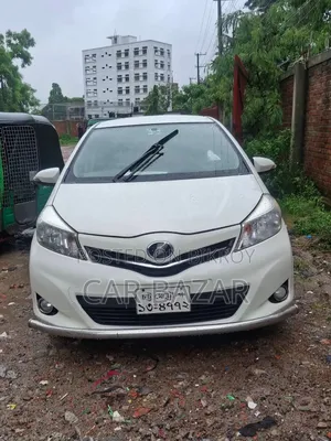 Toyota Vitz 1.3 Front-Wheel Drive 5-door 2012 Pearl