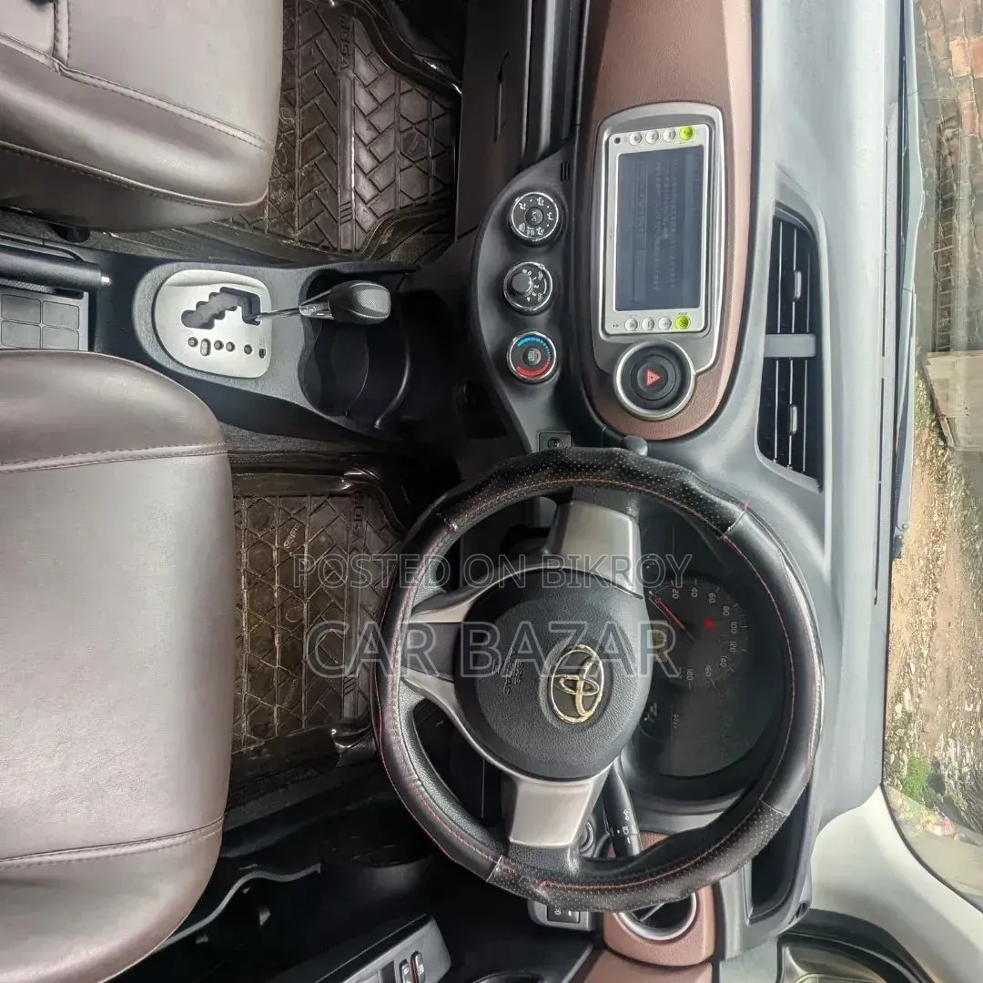 Toyota Vitz 1.3 Front-Wheel Drive 5-door 2012 Pearl