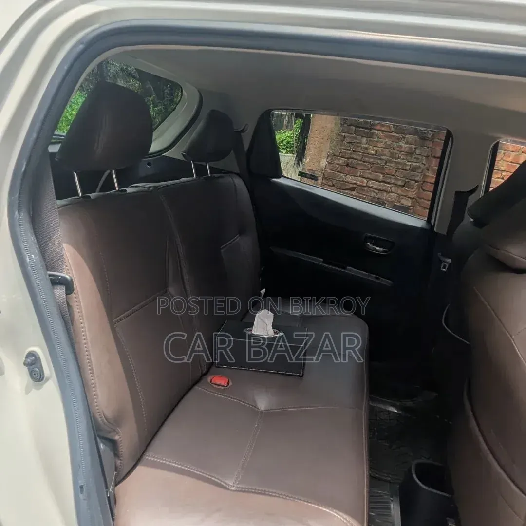 Toyota Vitz 1.3 Front-Wheel Drive 5-door 2012 Pearl