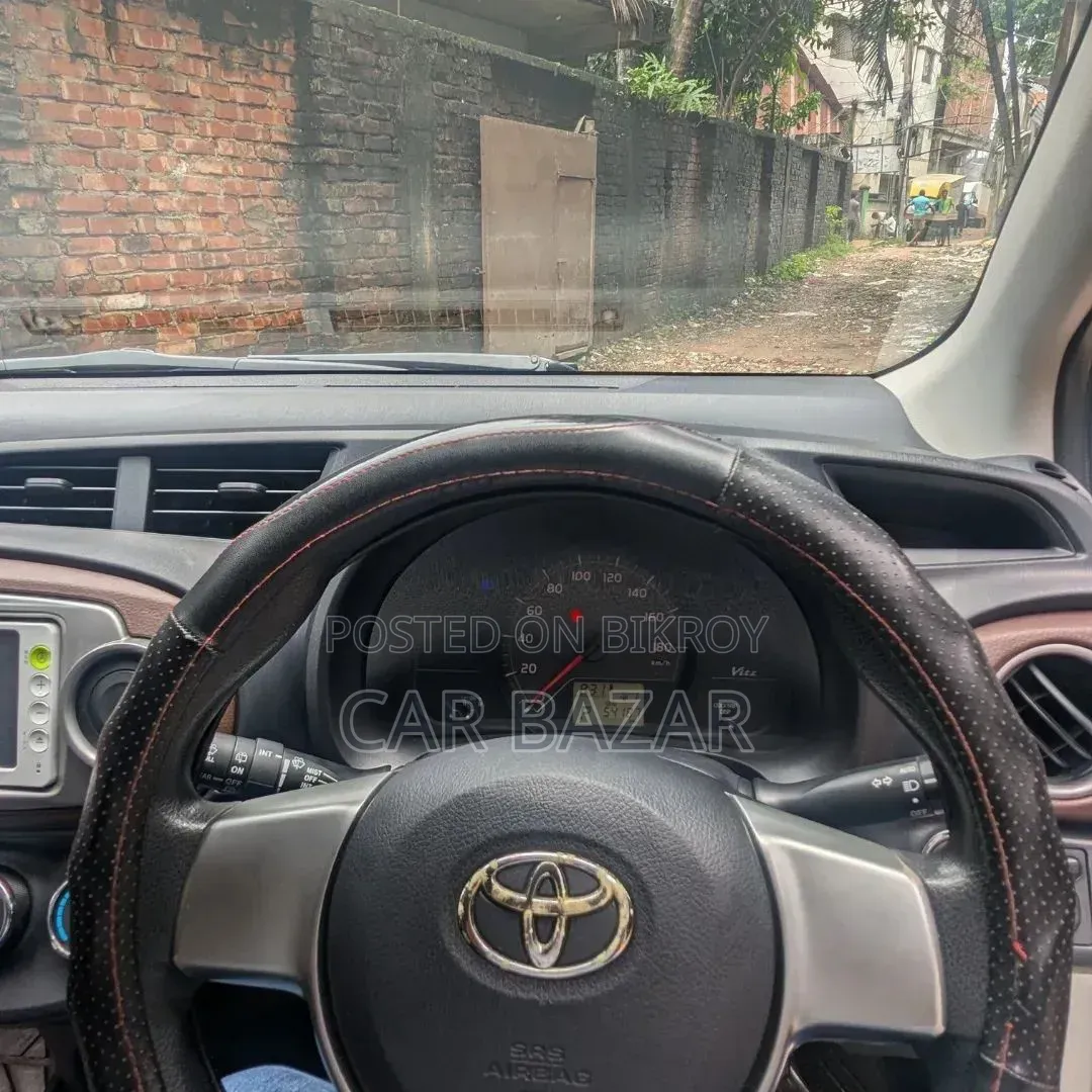 Toyota Vitz 1.3 Front-Wheel Drive 5-door 2012 Pearl