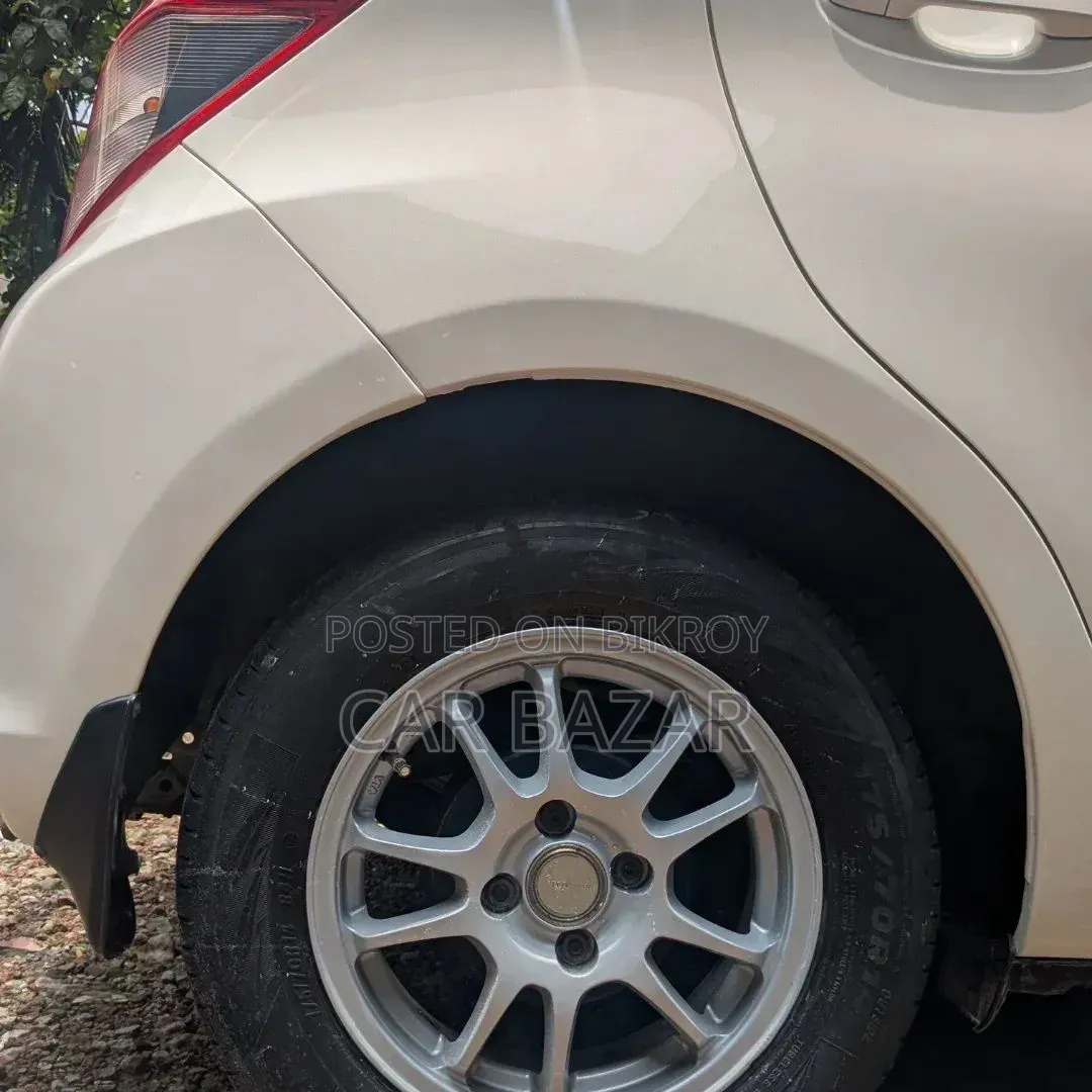 Toyota Vitz 1.3 Front-Wheel Drive 5-door 2012 Pearl