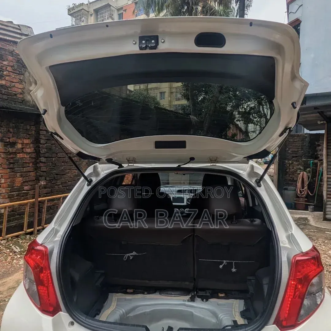 Toyota Vitz 1.3 Front-Wheel Drive 5-door 2012 Pearl