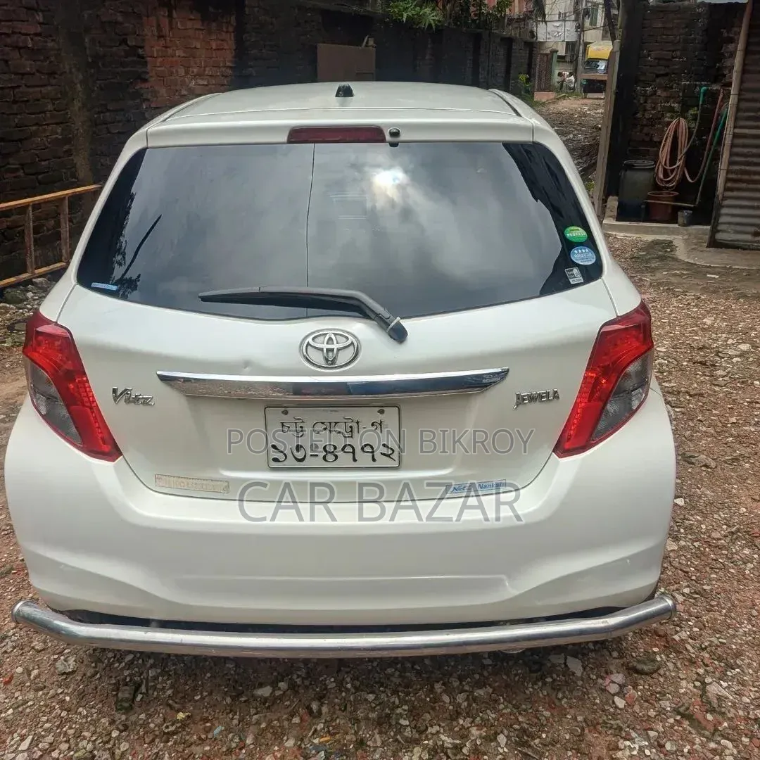 Toyota Vitz 1.3 Front-Wheel Drive 5-door 2012 Pearl