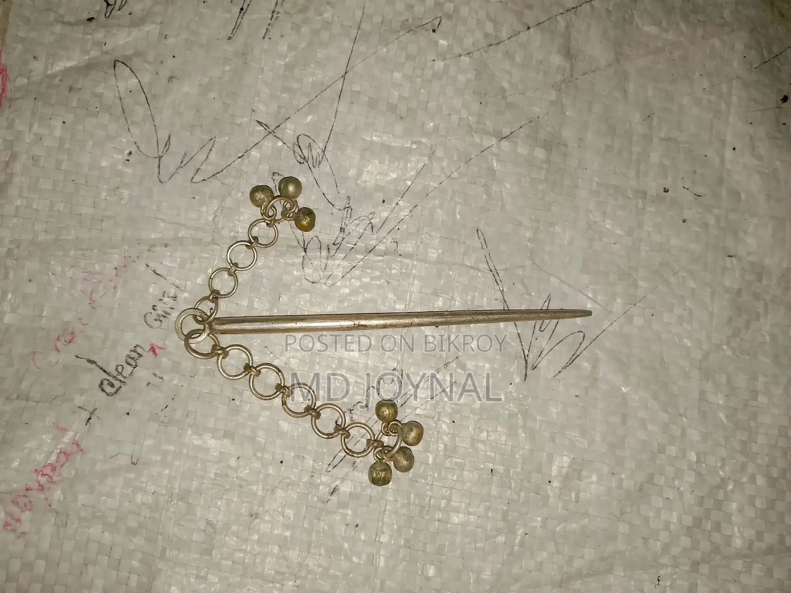 An old silver hair pin will be sold.
