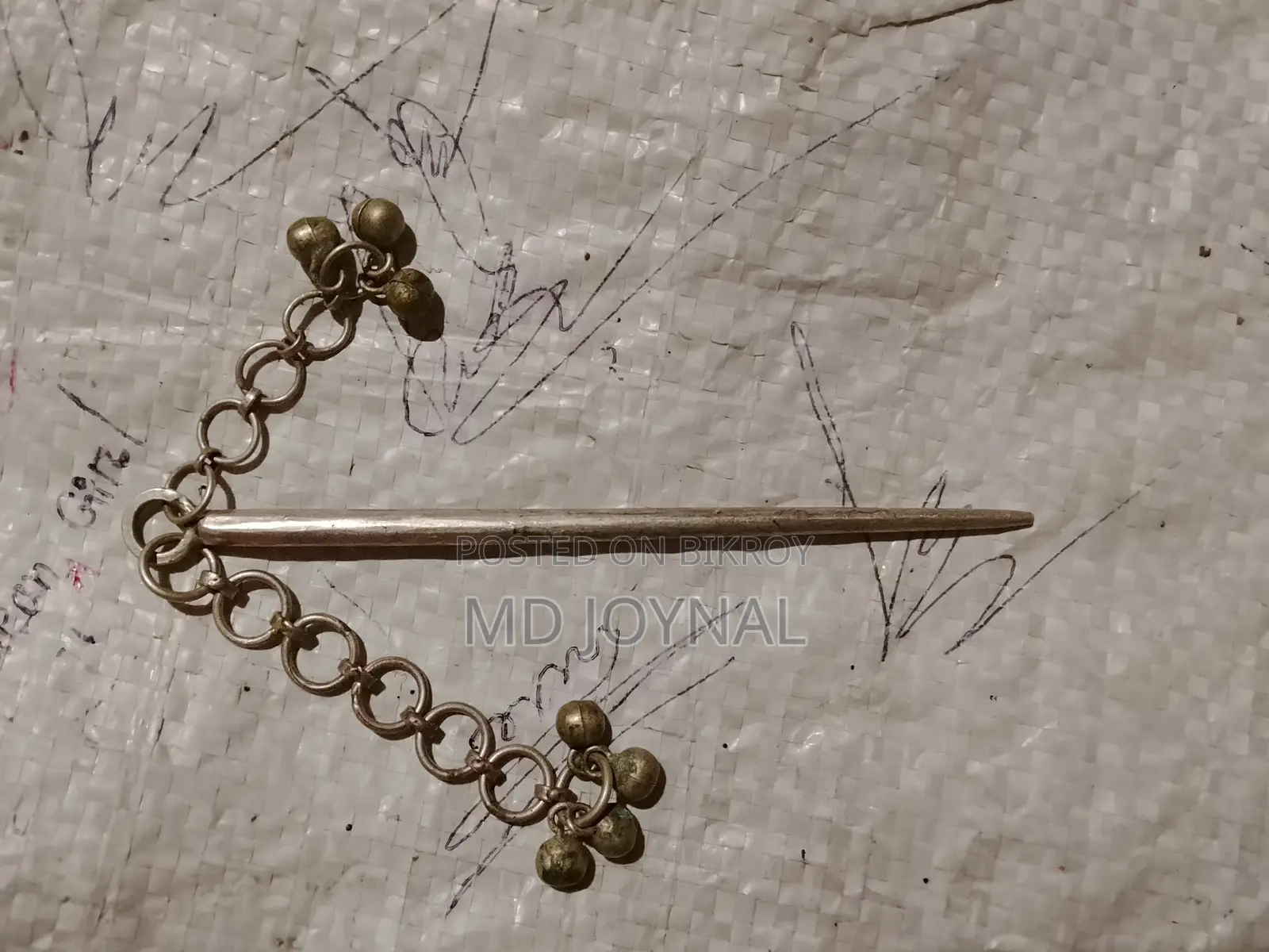 An old silver hair pin will be sold.