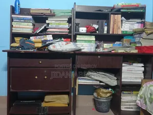 এখানে ২টি পড়ার টেবিল আছে