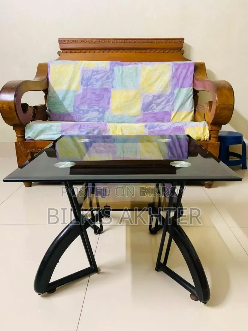 সুন্দর একটি টি টেবিল