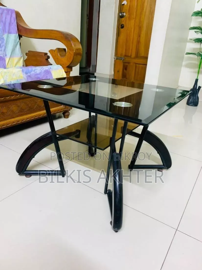 সুন্দর একটি টি টেবিল