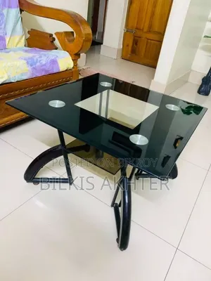 সুন্দর একটি টি টেবিল