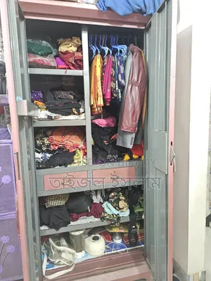 স্টিলের আলমারি