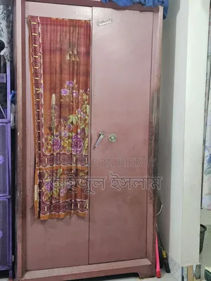 স্টিলের আলমারি