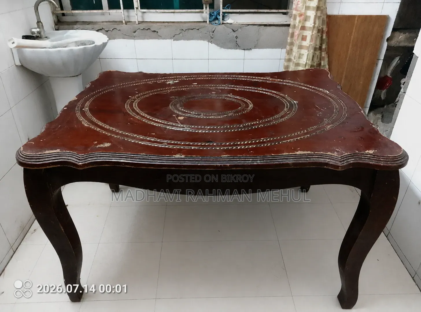 ছোট একটি ডাইনিং টেবিল বিক্রয় করা হবে।
