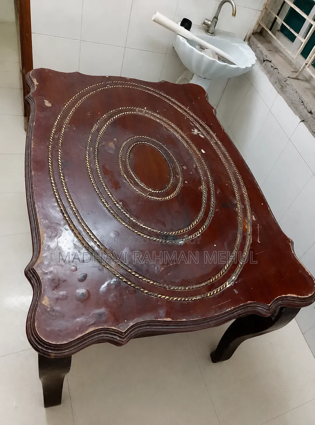 ছোট একটি ডাইনিং টেবিল বিক্রয় করা হবে।