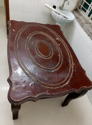 ছোট একটি ডাইনিং টেবিল বিক্রয় করা হবে।