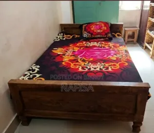 পুরাতন কাঠের সিঙ্গেল খাট বিক্রি হবে।