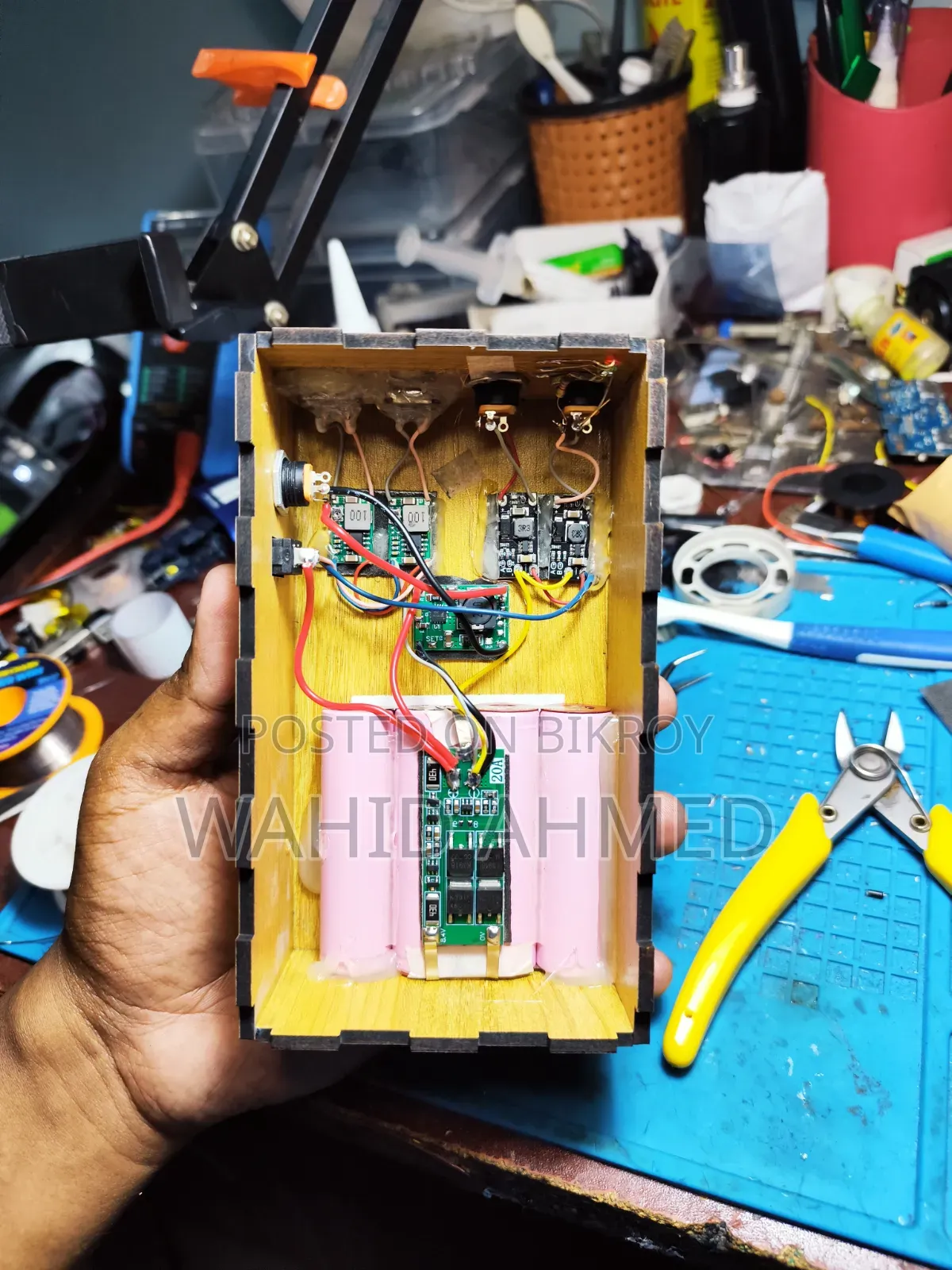 সকল ধরণের গেজেট আইটেম রিপেয়ার করা হয় Raihan's Repairing Station - এ