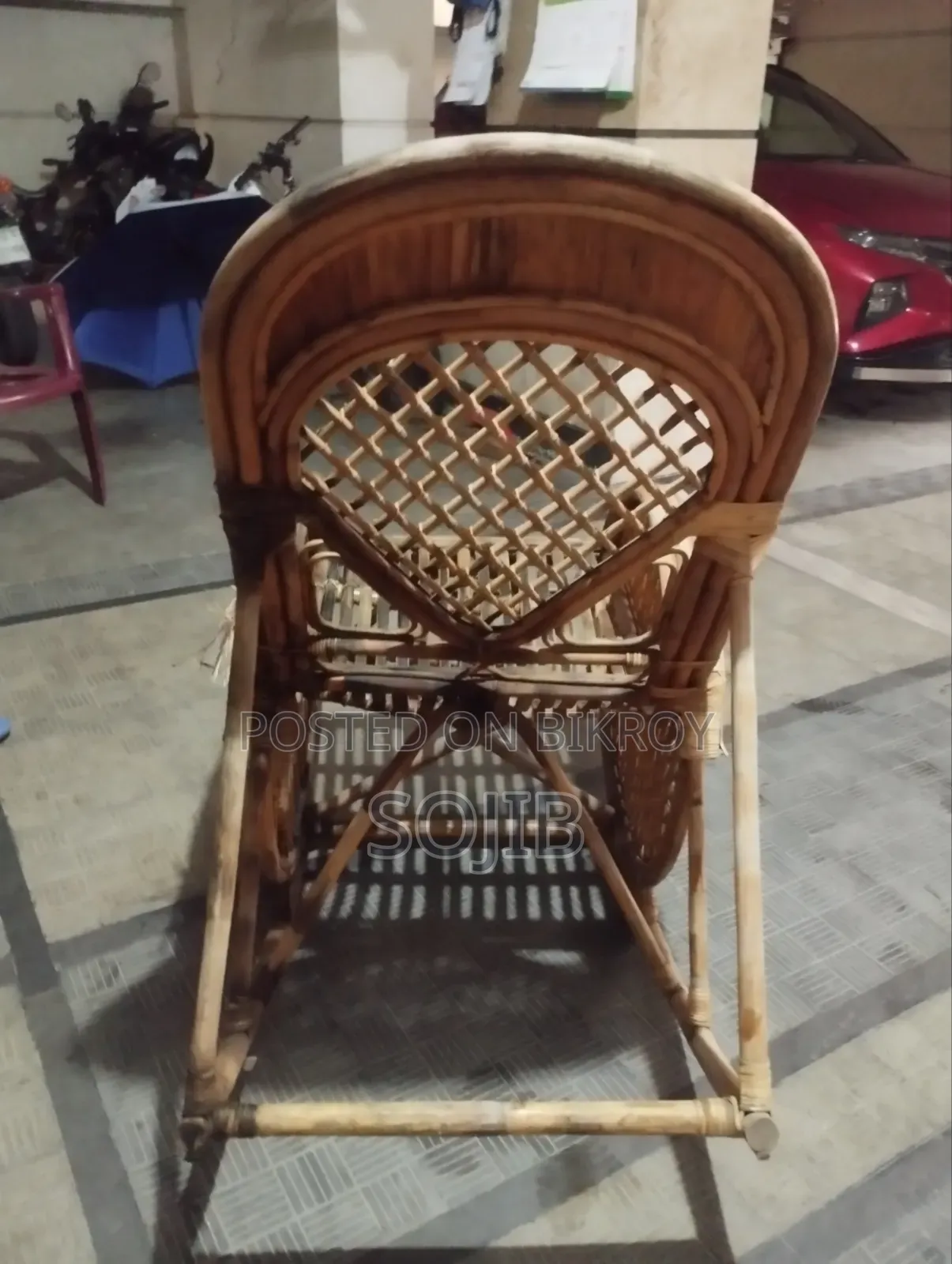 A very beautiful chair, anyone who wants can take it