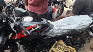 নতুন বাজাজ পালসার ১৫০ ২০২২ কালো