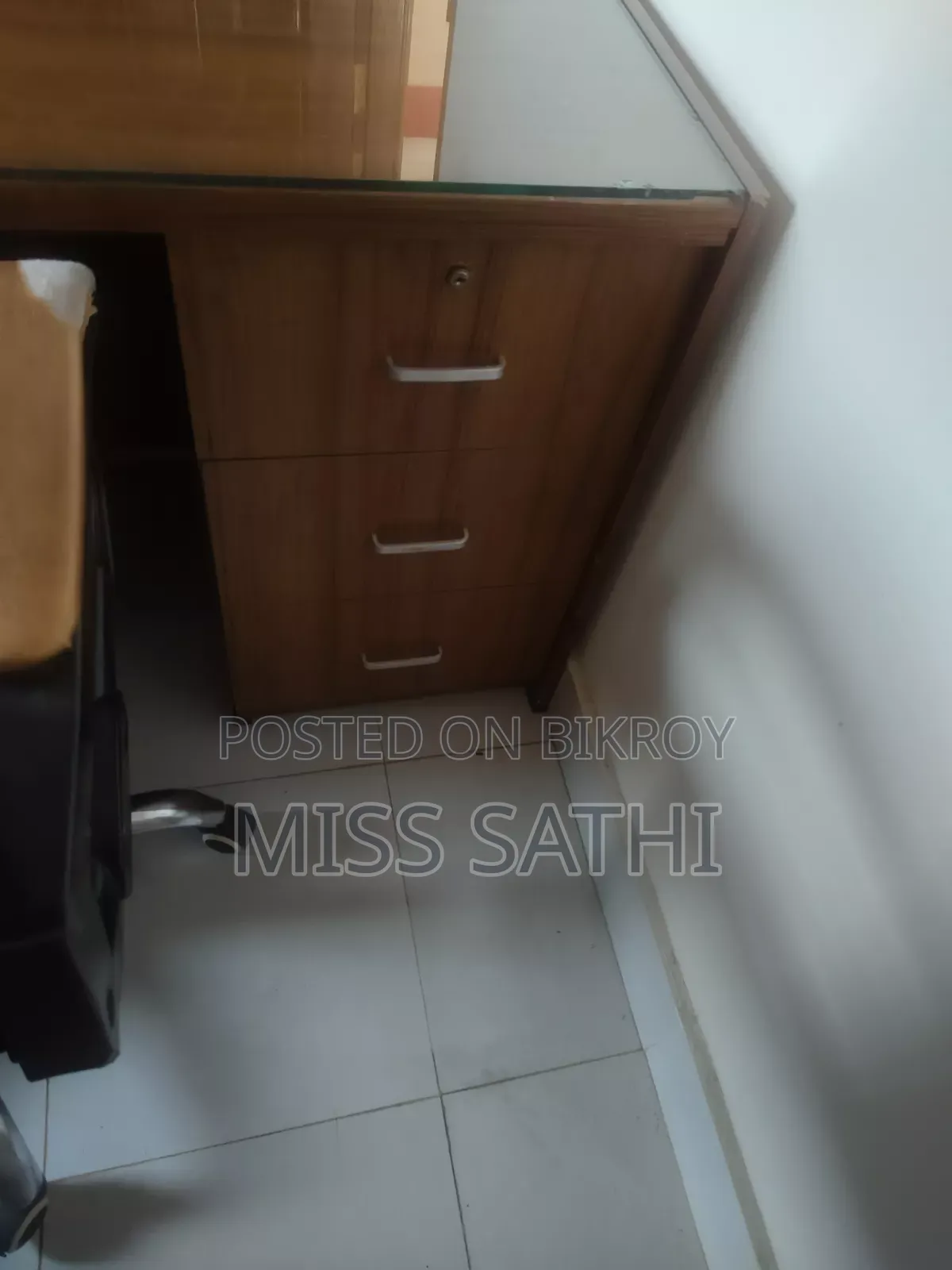৩ টা চেয়ার ১টা টেবিল