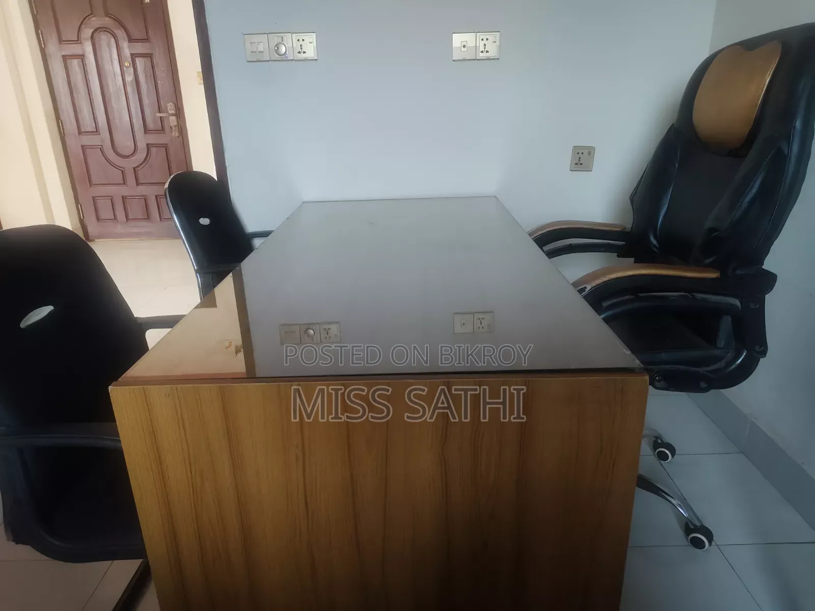 ৩ টা চেয়ার ১টা টেবিল