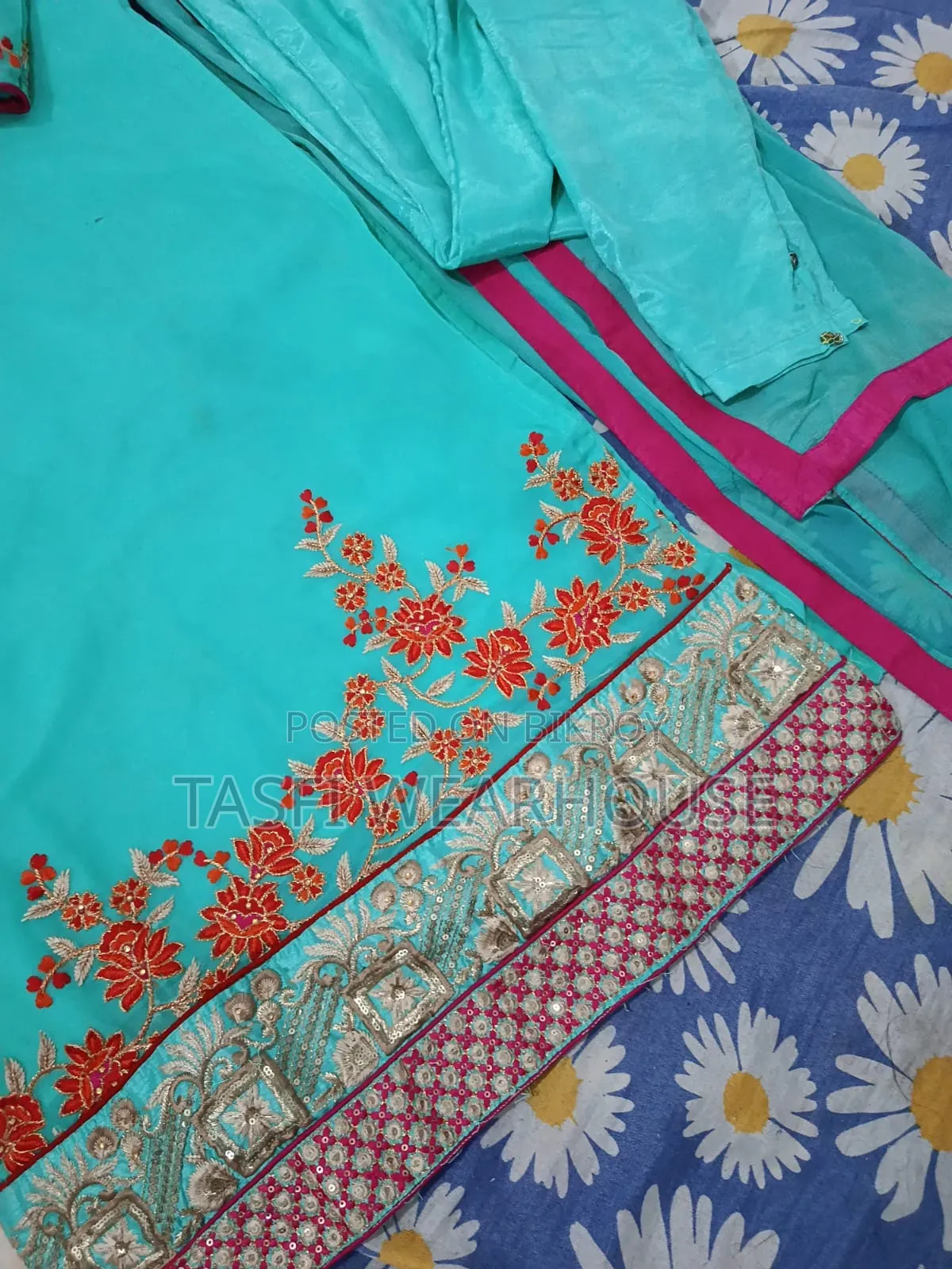 মেয়েদের পোশাক