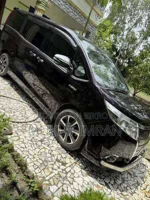 Toyota Noah 1.8 FWD Hybrid (7 seater) 2015
