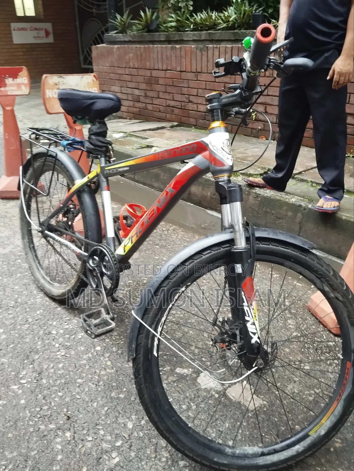 Selling the bicycle, the bicycle is like brand new