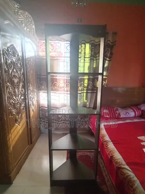 Regal Showpiece Stand