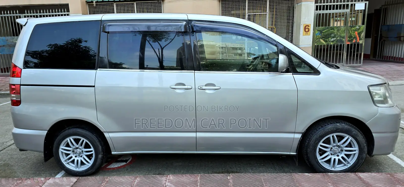 Toyota Noah 2.0 FWD (8 Seater) 2002 Silver