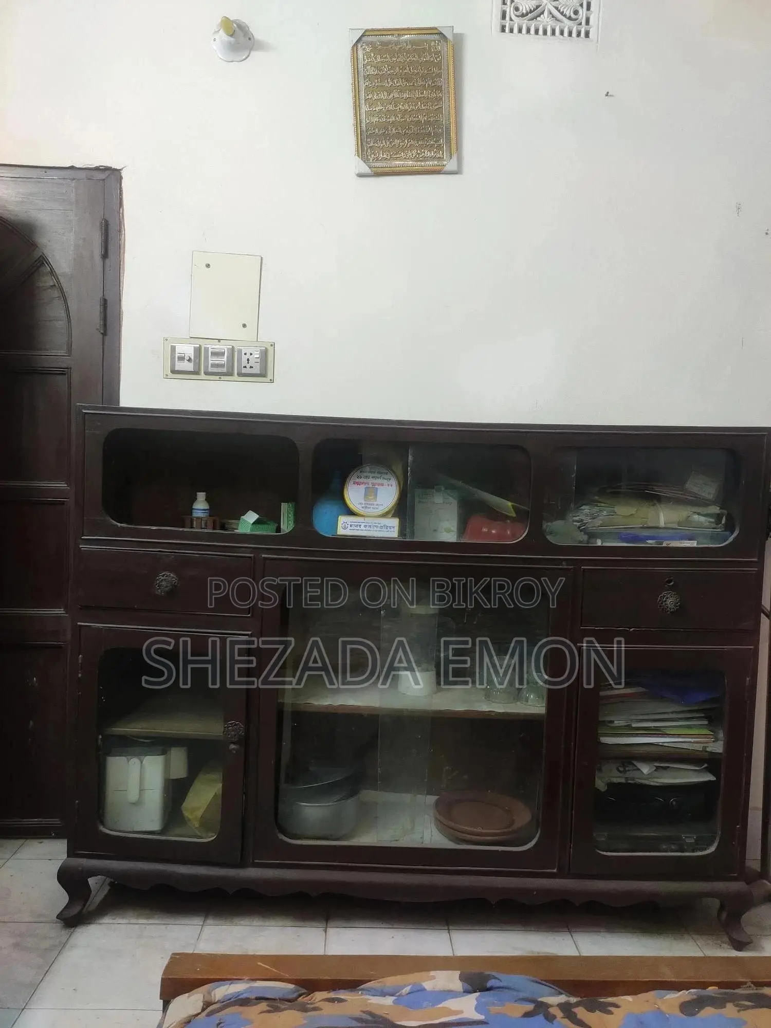 পুরানো শোকেস এবং ওয়ারড্রোব
