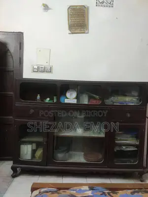 পুরানো শোকেস এবং ওয়ারড্রোব