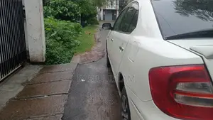 টয়োটা প্রিমিয়ো ২০০৬ পার্ল