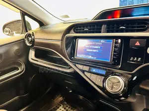 টয়োটা অ্যাকুয়া ২০১৫ লাল