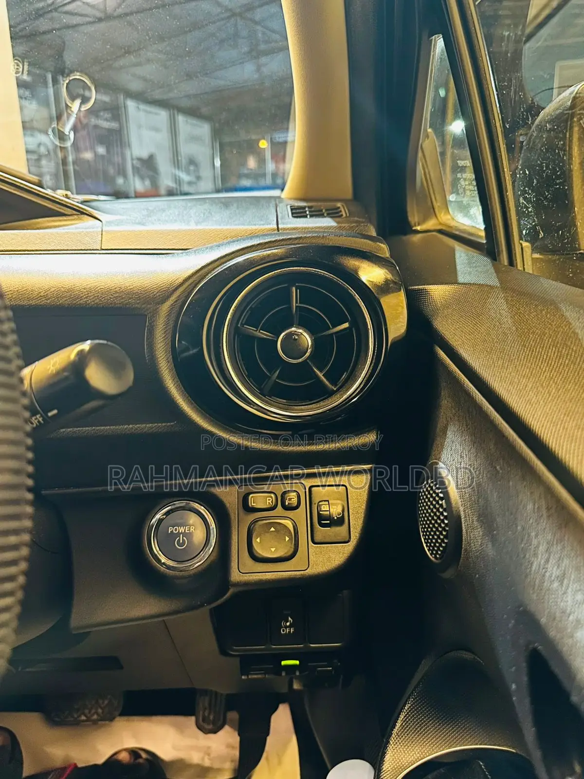 টয়োটা অ্যাকুয়া ২০১৫ লাল