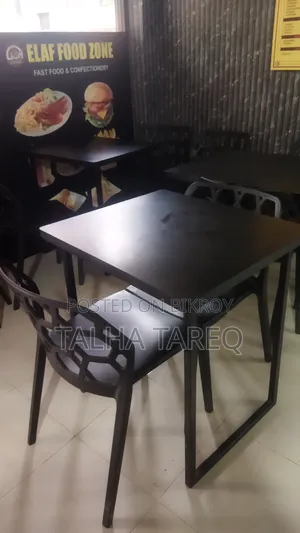 ফাস্ট ফুড এর দোকানের চেয়ার টেবিল