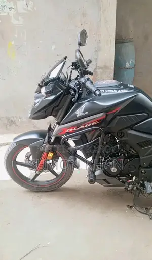 হোন্ডা এক্স-ব্লেড ১৬০ ২০২৪ কালো