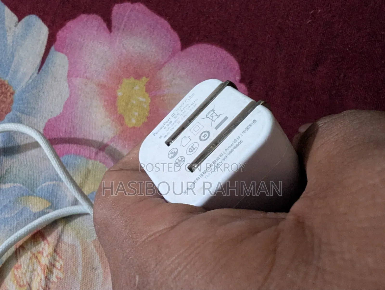 ২০ ওয়াট চার্জার এবং ক্যাবল