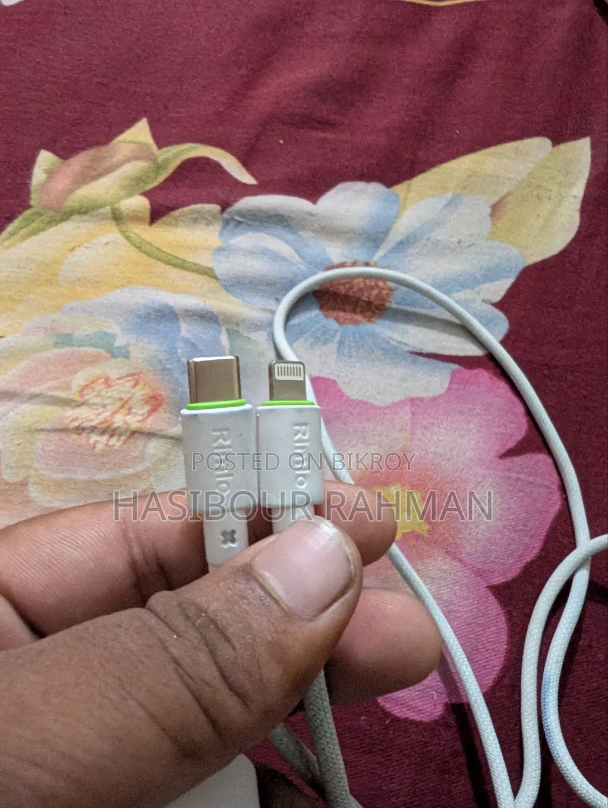 ২০ ওয়াট চার্জার এবং ক্যাবল