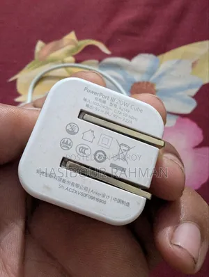২০ ওয়াট চার্জার এবং ক্যাবল
