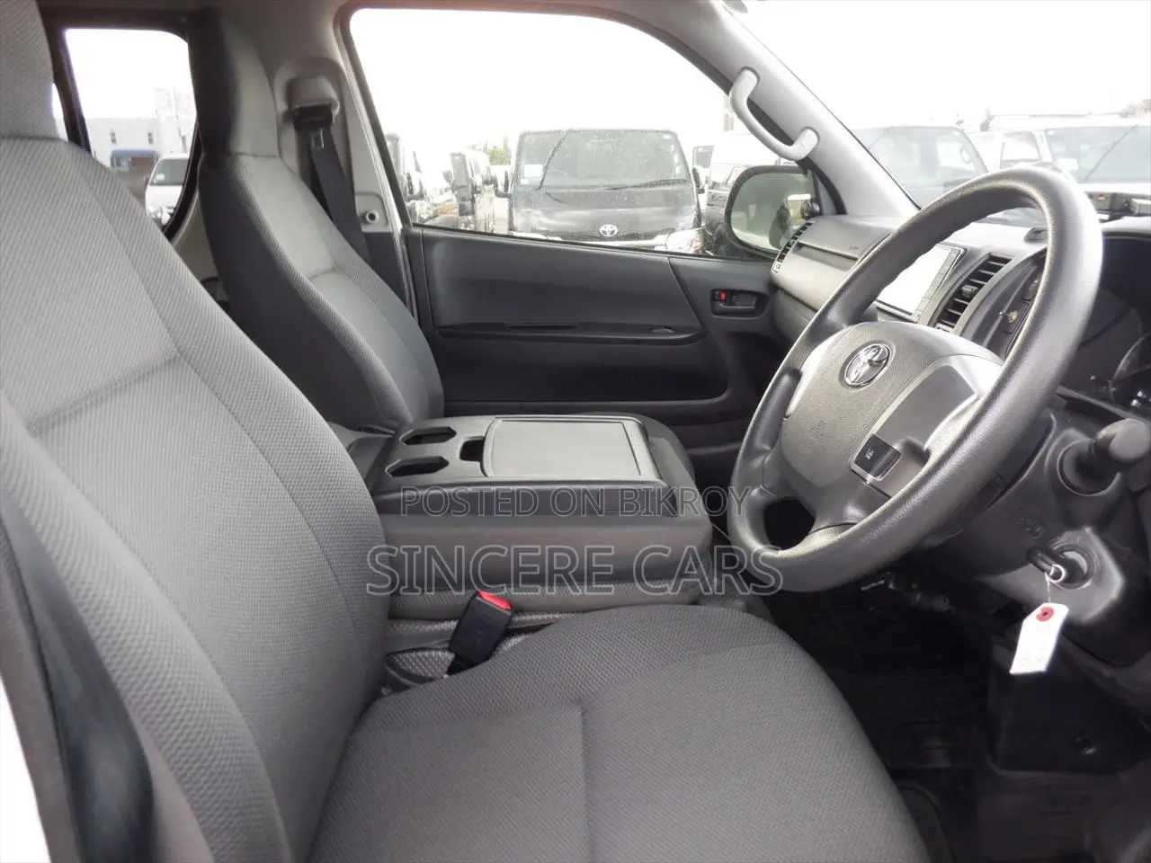 Toyota HiAce 2021 White