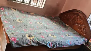 বিছানা বিক্রয় হবে: সুন্দর এবং মজবুত কাঠের বিছানা, সম্পূর্ণ নতুনের মতো অবস্থায়