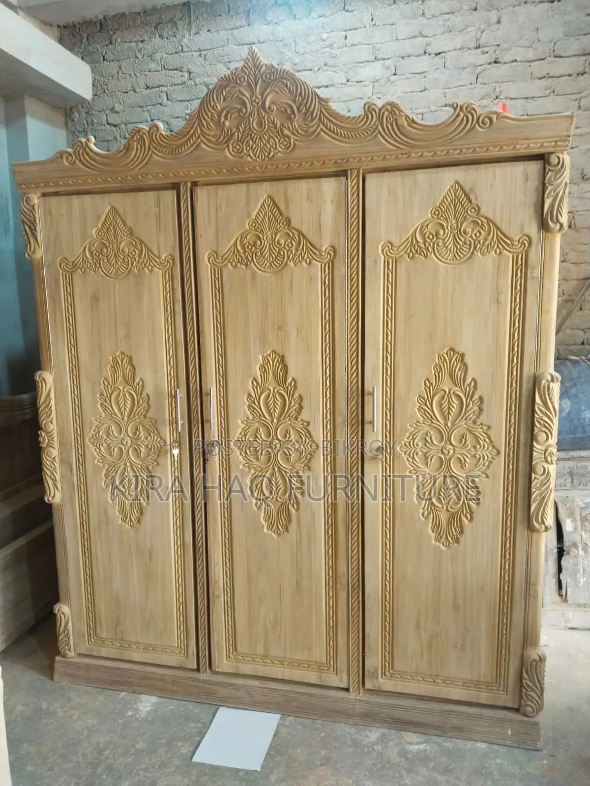 আধুনিক মডেলের সেগুন কাঠের আলমারি