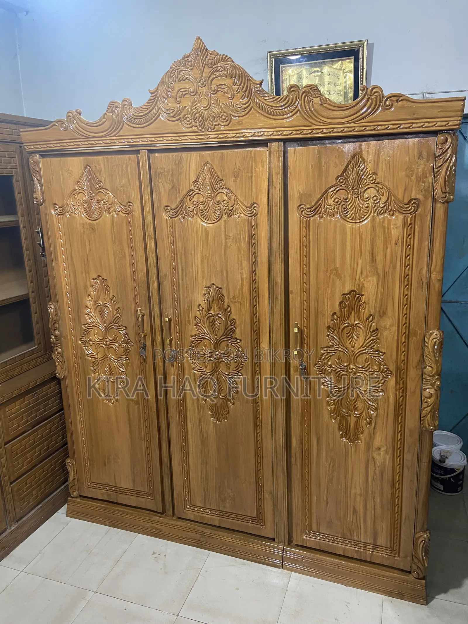 আধুনিক মডেলের সেগুন কাঠের আলমারি