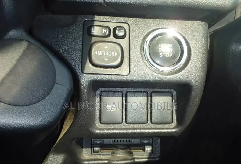 টয়োটা হাইএস ২০২১ সাদা