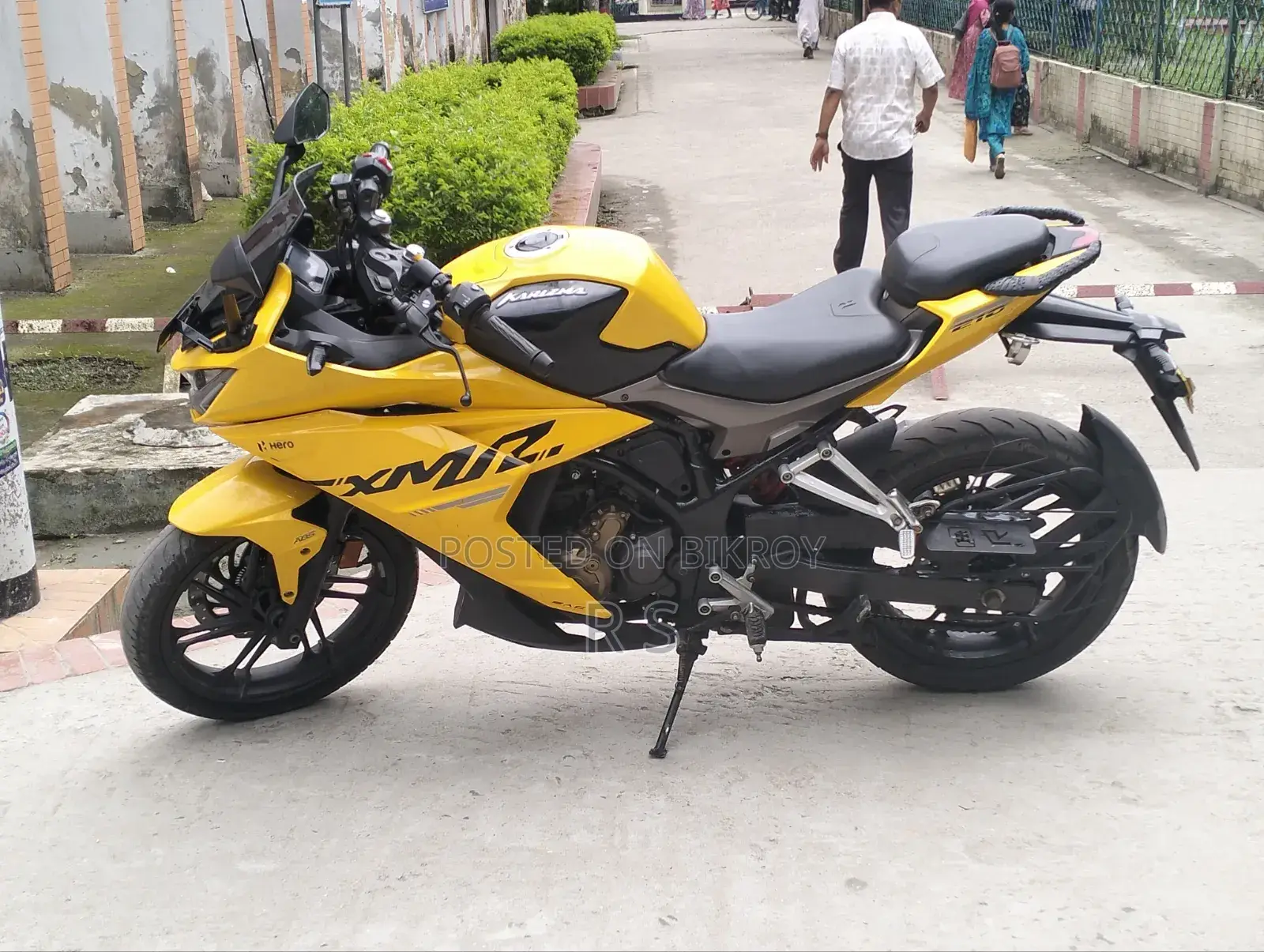 হিরো কারিজমা এক্সএমআর ২১০ ২০২৪ হলুদ