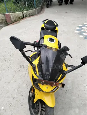 হিরো কারিজমা এক্সএমআর ২১০ ২০২৪ হলুদ