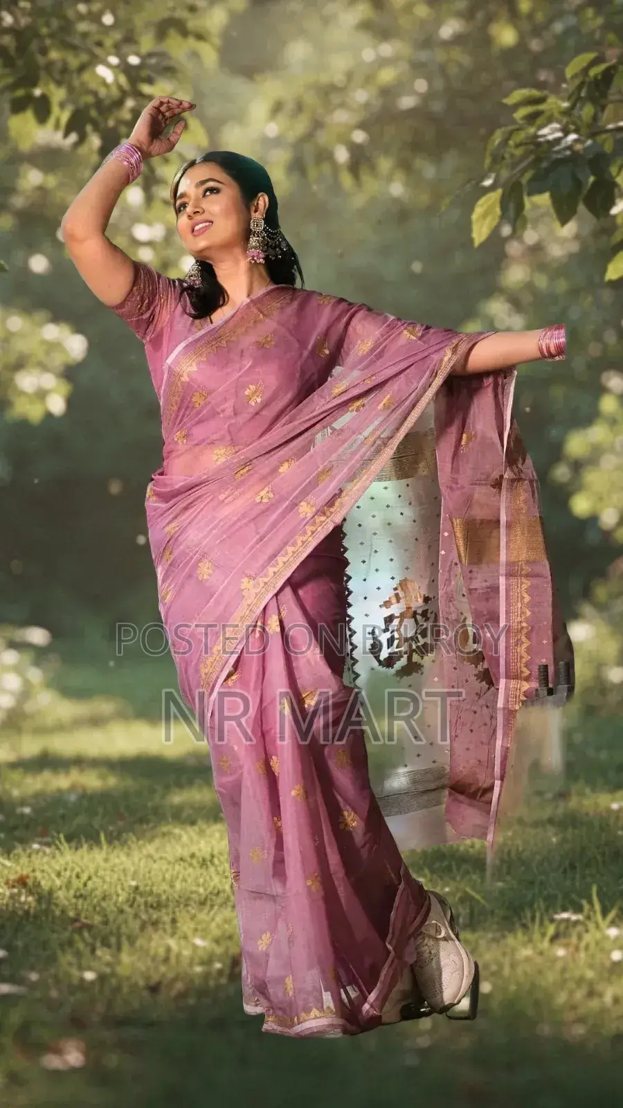 Elegant Semi-Muslin Saree (with matching blouse piece)