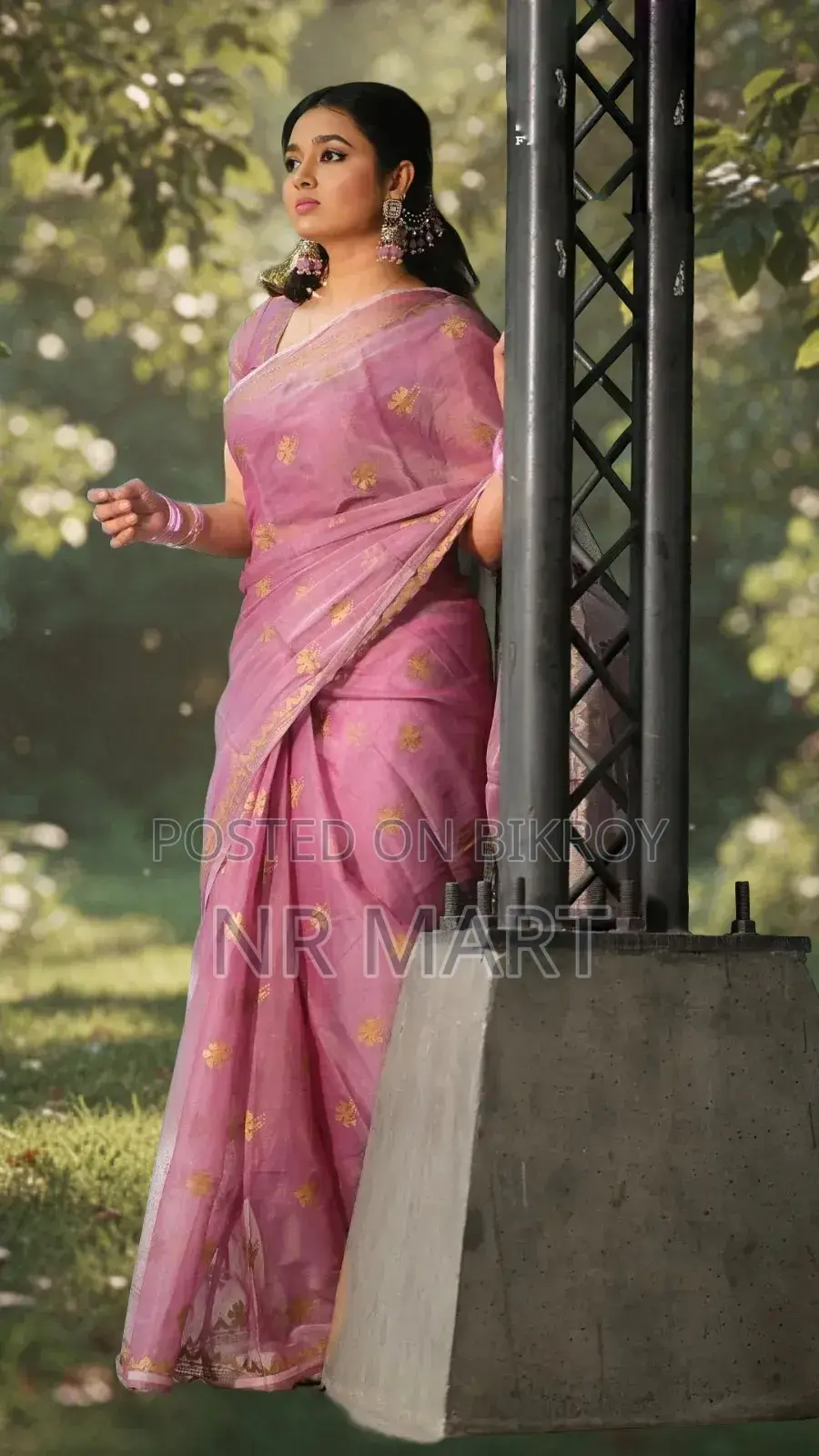 Elegant Semi-Muslin Saree (with matching blouse piece)
