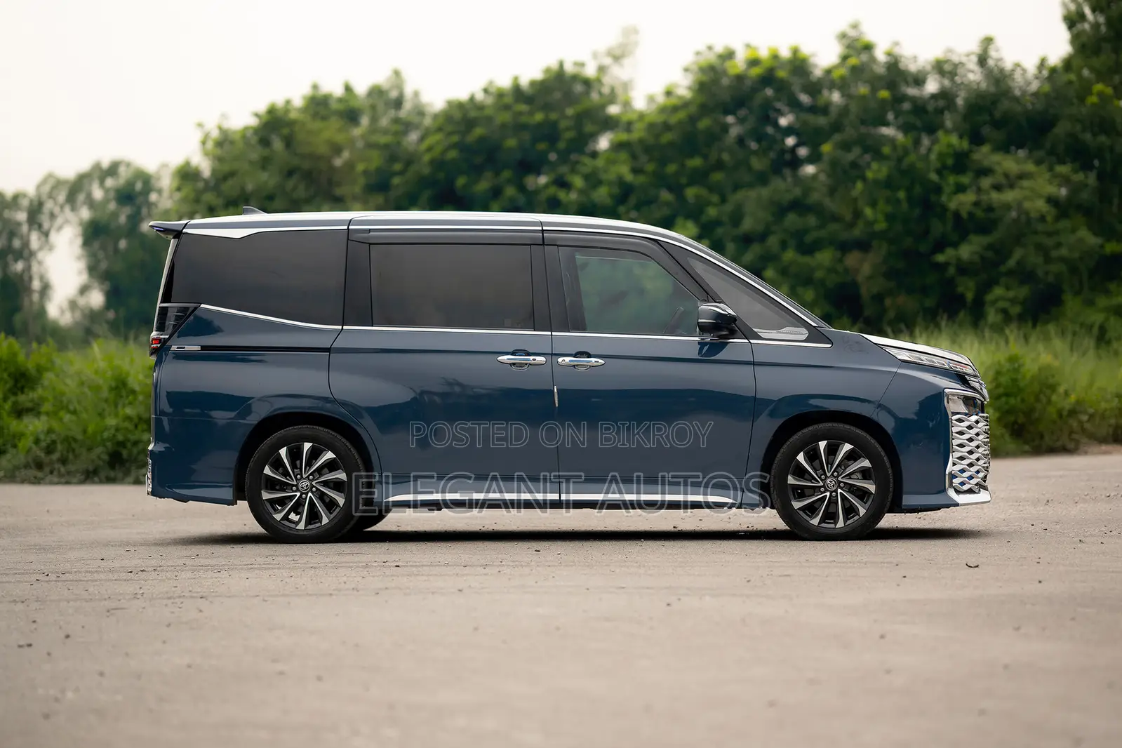 Toyota Voxy 2022 Gray